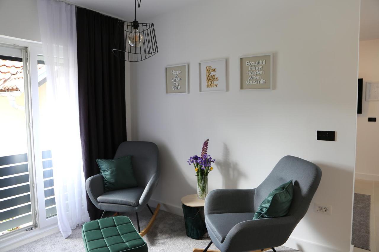 Flora Studio Apartments Korenica Eksteriør bilde